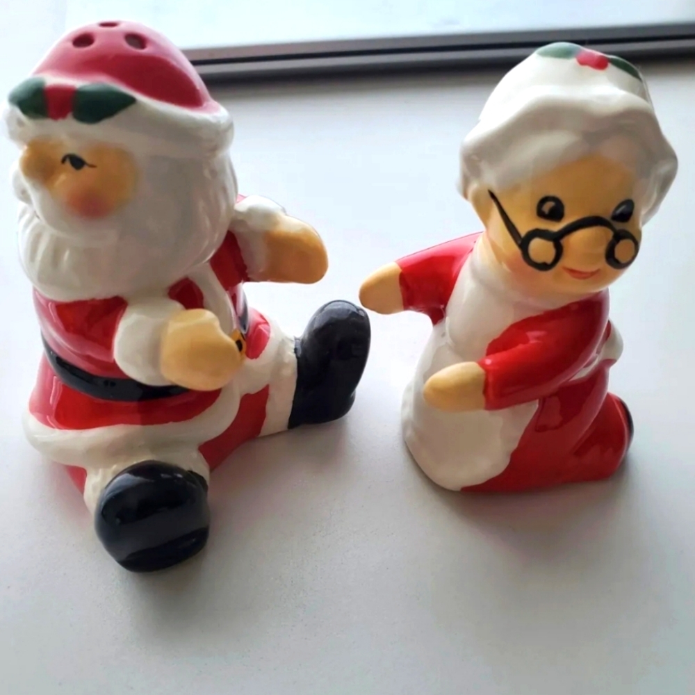 Santa salt and pepper shakers. Vintage Christmas decor. Santa and Mrs Claus
